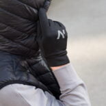 Mężczyzna w sportowych rękawiczkach podczas treningu na świeżym powietrzu