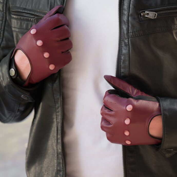 Rękawiczki samochodowe w połączeniu ze skórzaną kurtką