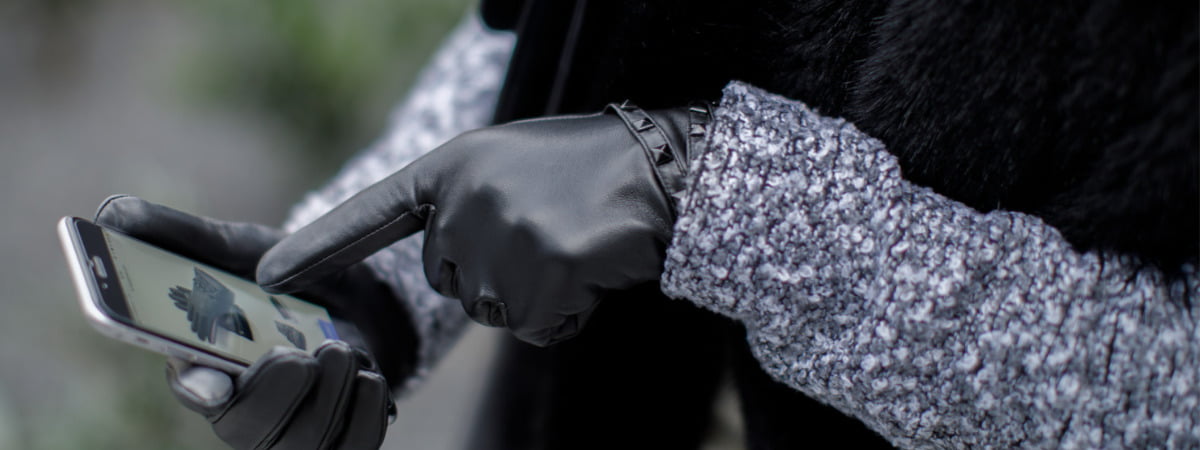 czarne rękawiczki z ćwiekami do smartfona