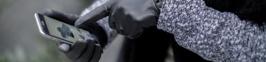 czarne rękawiczki damskie z technologią touchscreen