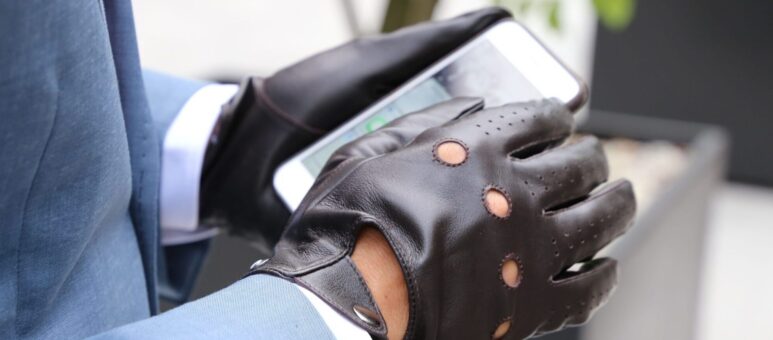 brązowe rękawiczki samochodowe z funkcją touchscreen